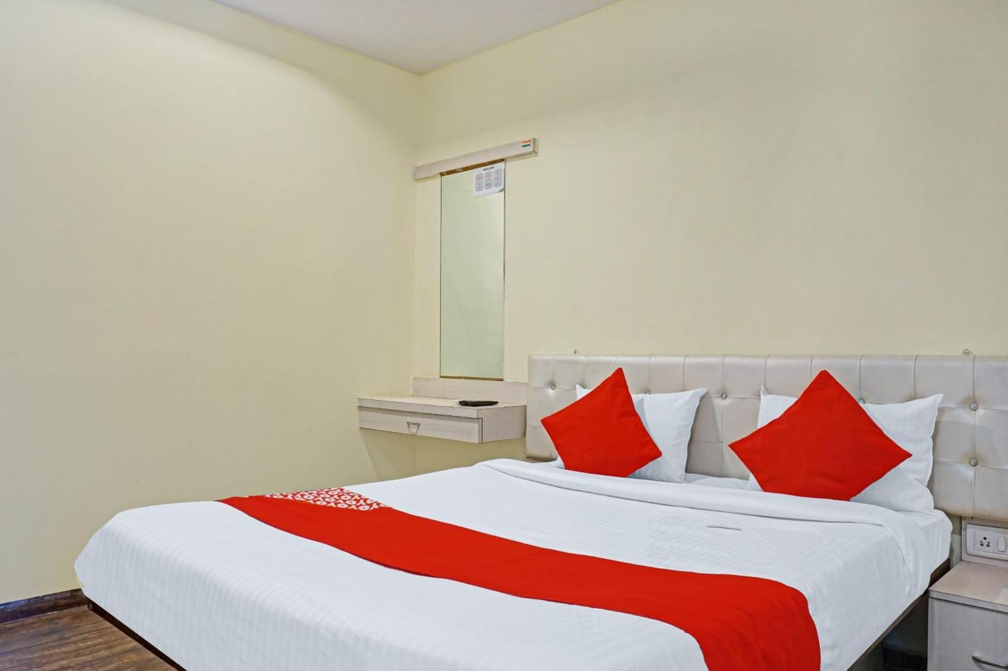 Hotel O 24K Inn Mundhva Dış mekan fotoğraf