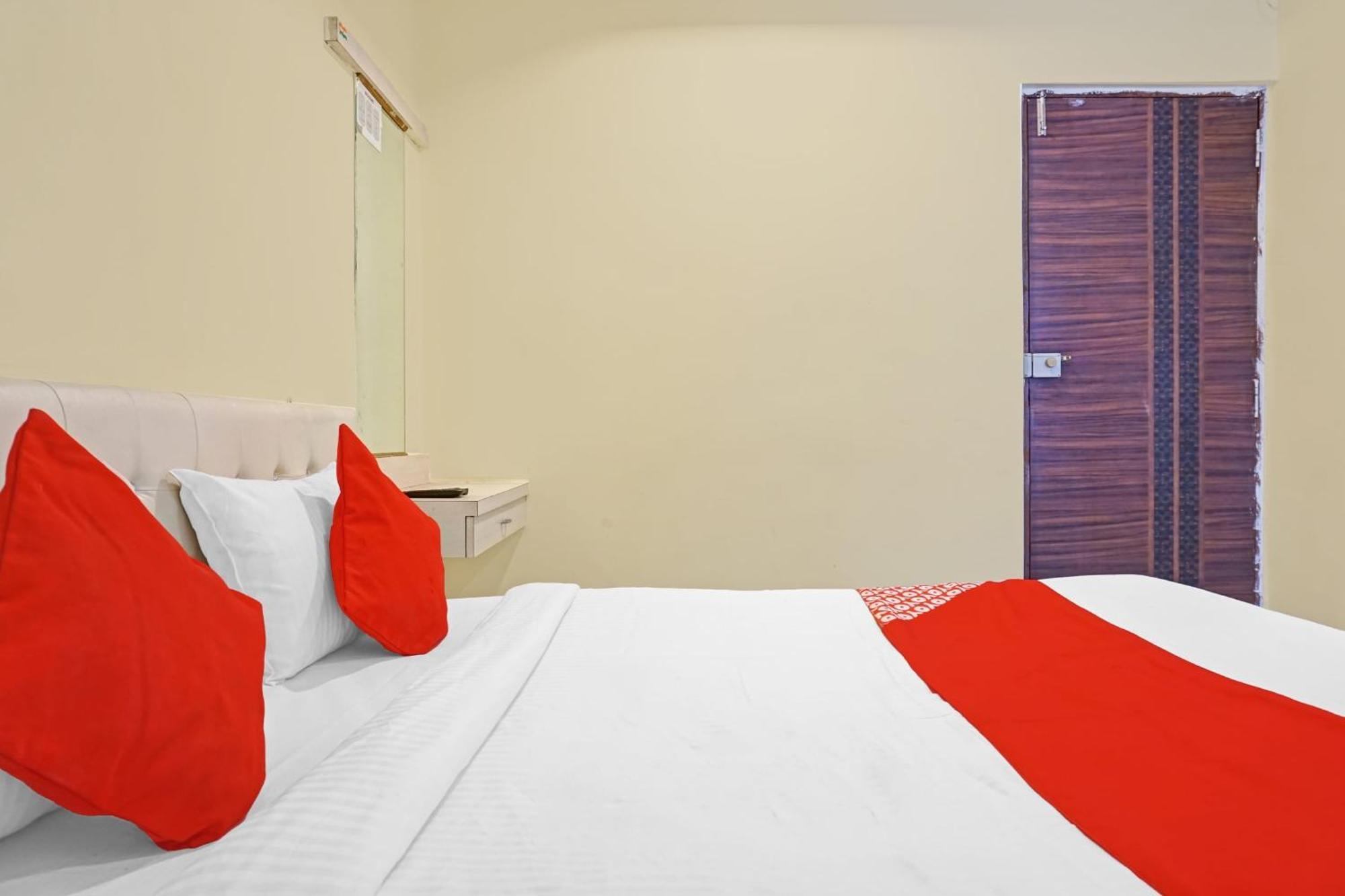 Hotel O 24K Inn Mundhva Dış mekan fotoğraf