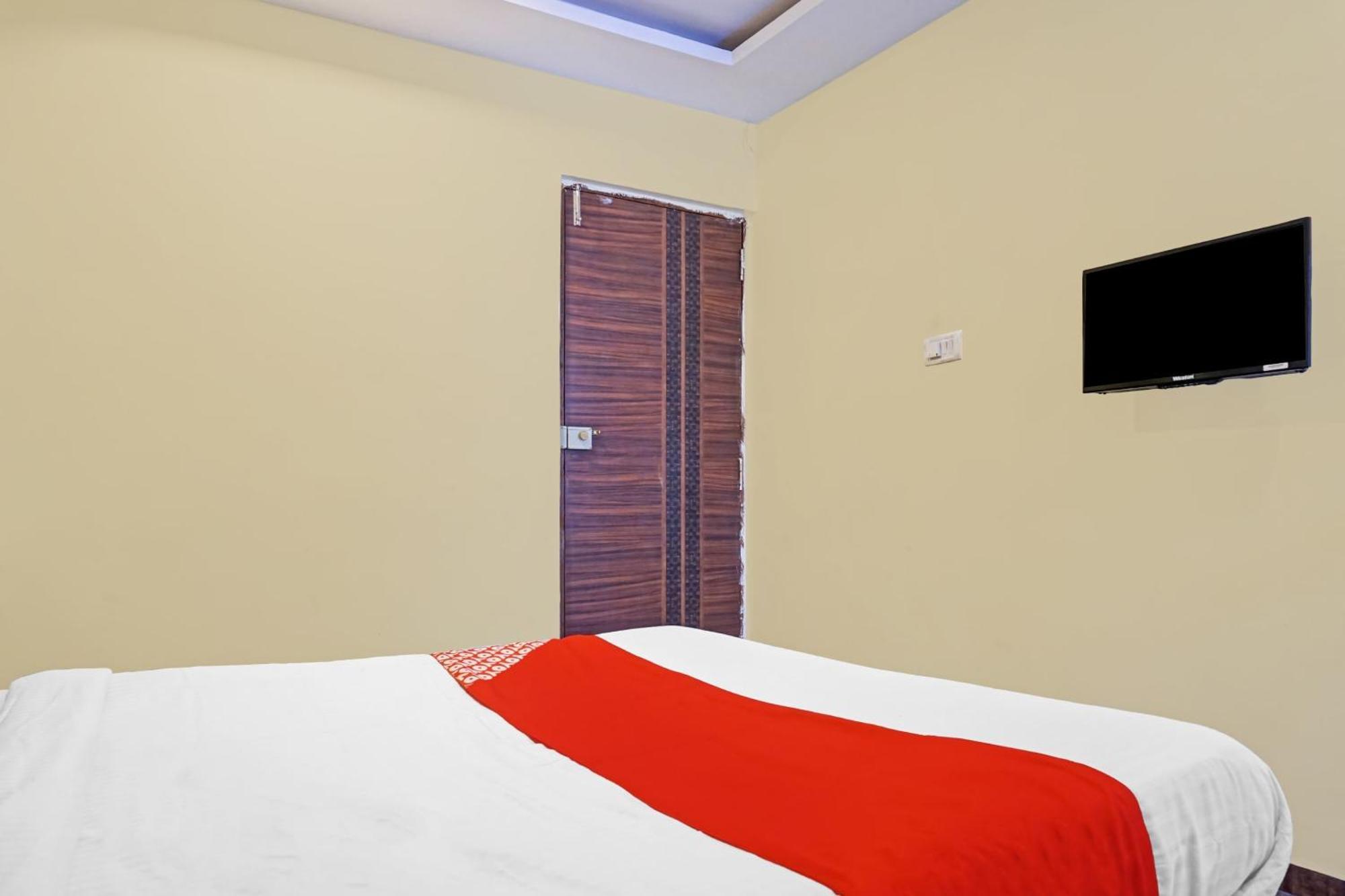 Hotel O 24K Inn Mundhva Dış mekan fotoğraf